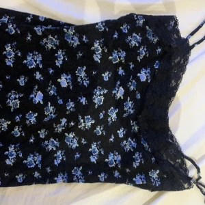 Linne  - Linne svart med blåa blommor aldrig använd 