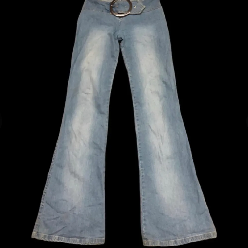 Jätte snygga low waist jeans. Midjemåttet: 80cm  Skriv om du har frågor!. Jeans & Byxor.