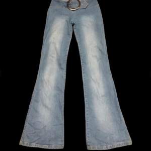 Jätte snygga low waist jeans. Midjemåttet: 80cm  Skriv om du har frågor!