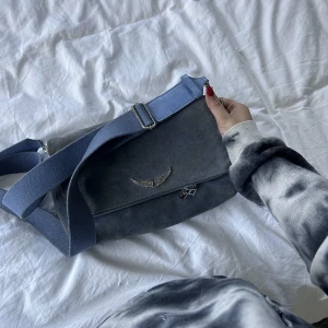 Zadig väska - Super fin väska ifrån zadig&voltaire 💕lite sliten då den är i mocka men annars i fint skick. Kommer tyvärr inte till användning längre 💕stor och rymlig väska, får plats med allt som går att tänka🙌🏽pris kan diskuteras vid snabbaffär