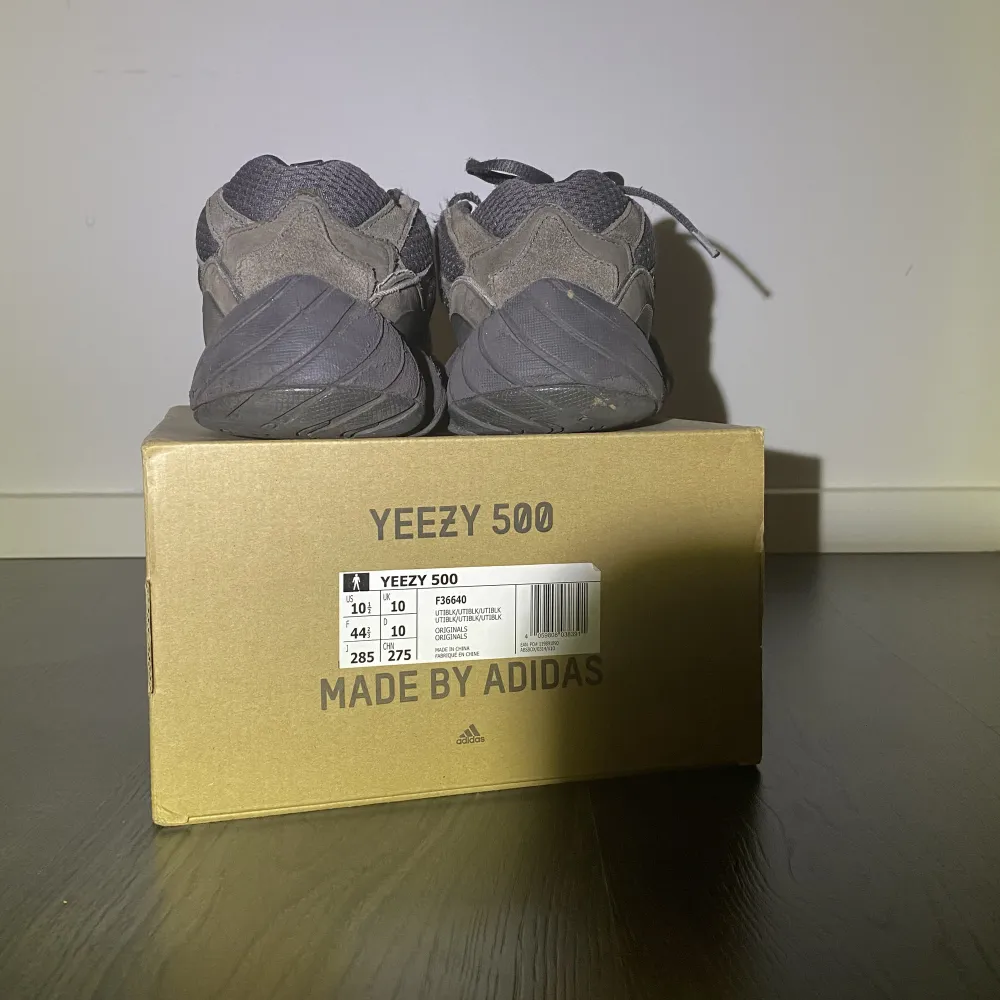 Jag säljer mina Yeezy 500, jag säljer dom eftersom dom inte passar mig längre! Kvitto och äkthetsbevis finns. Storleken är 44/2-3. Skor.