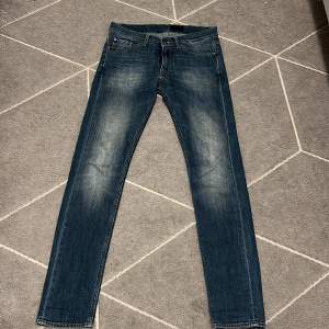 Tiger of sweden jeans, modell: Starw (Slim fit). Jeansen är i bra skick och använd ett fåtal gånger. Vid frågor är det bara att skriva 