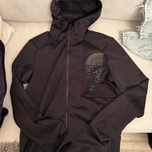 North Face ZipUp - Den är aldrig använd, köpte den för något år sedan och den var lite för stor men passar bra, tycker inte om den så jätte mycket.