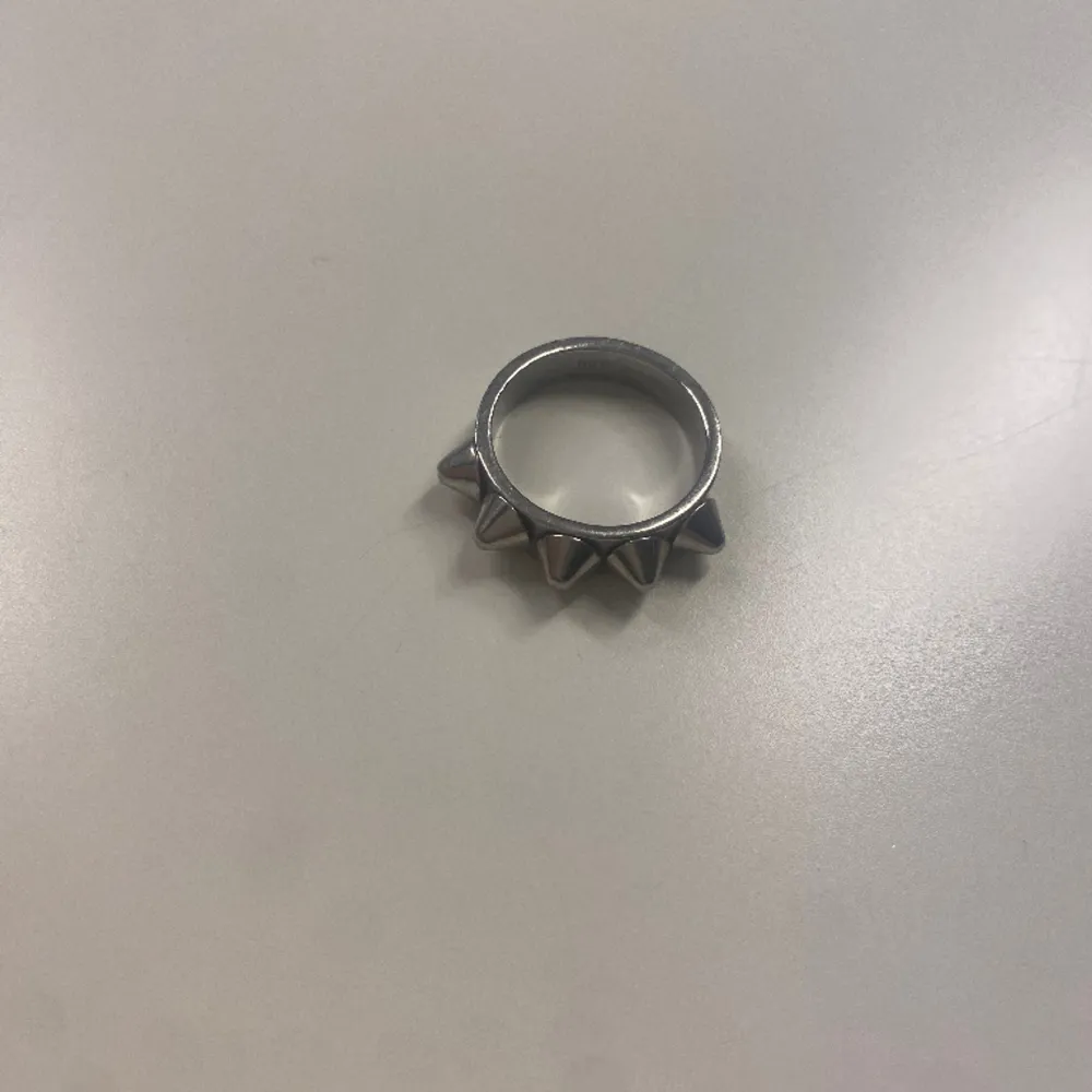 En jätte fin ring som jag också kan tänkas byta mot guld då jag har bytt till det, väldigt bra skick och pris kan diskuteras . Accessoarer.