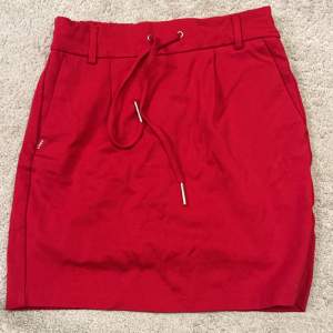 Röd kort kjol från Only i storlek XS.  Pris: 99kr  Gott skick! 😇