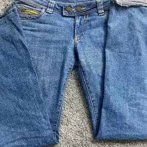Fina jeans med fina detaljer i storlek 28. Midjemått:78 innerbenslängd:80
