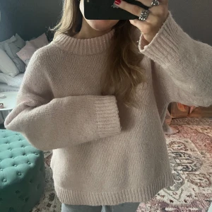 Stickad tröja - Superfin rosa stickad❤️