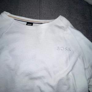 Hugo Boss sweatshirt i frotté material Storlek S Köpt på NK, qr kod är från shortsen som är till tröjan. Perfekt till sommaren Kontakta mig för mer info/ bilder 😁