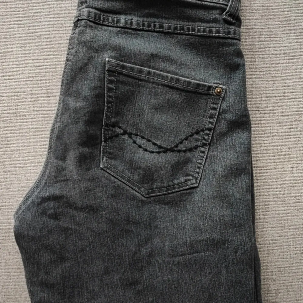 Svarta raka jeans med ganska låg midja. . Jeans & Byxor.