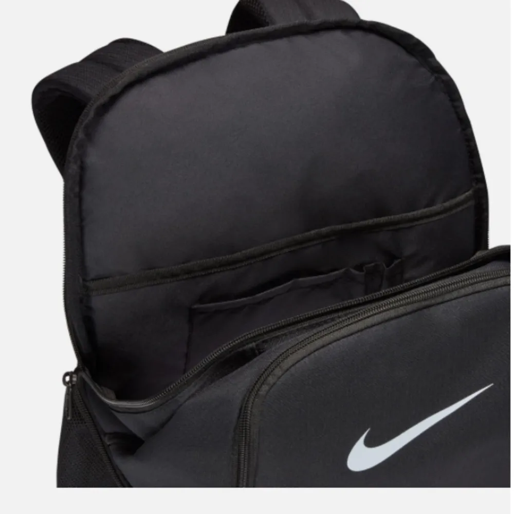 Nike rygg säck, aldrig använd. Köpt för 550kr💞. Väskor.