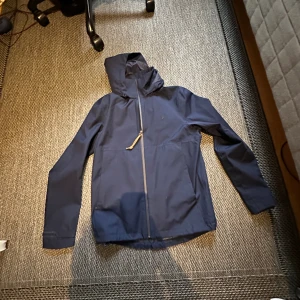 Ralph lauren windbreaker - Conditon: 9,5-10 använd Max 10 gånger  Helt äkta köpt ifrån ralp lauren butik  Storlek xs sitter bra på s med Nypris cirka 3 k