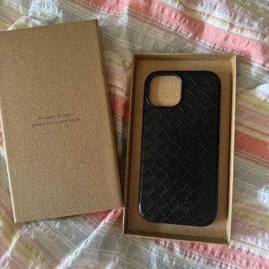 Flätat mobilskal till iPhone 15 - Sååå snyggt skal till iPhone 15, helt oanvänt, säljer för att jag fick fel storlek. Nypris är 499kr Veganskt läder💕