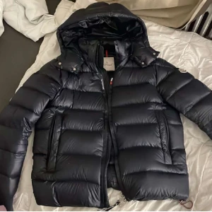 Äkta moncler jacka  - Äkta moncler jacka som är i helt ny skick använd 2 gånger. Väldigt skön jacka som passar både till vinter, höst och vår. Pris går och diskuteras!!