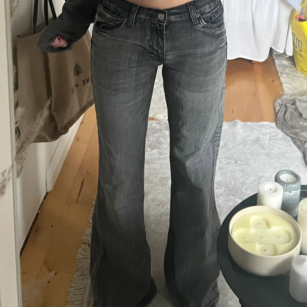 Lågmidjade wide jeans från Zara u mörkgrå. Jättefina sitter bra på mig som är 165 cm. Storlek 36  Nypris 599. Jeans & Byxor.