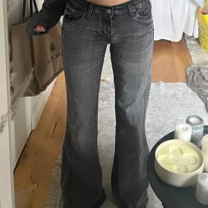 Lågmidjade wide jeans från Zara u mörkgrå. Jättefina sitter bra på mig som är 165 cm. Storlek 36  Nypris 599