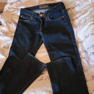 Snygga akne jeans Väldigt tajta men passar kanske en xxs dom är långa💖 skriv mått i kommentarerna🥰