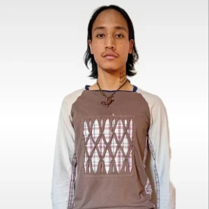 Lång ärmad T-Shirt - En lång ärmad tröja med tryck. Den är i god skick. Om du är intresserad ber gärna om fler bilder!