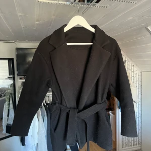 kappa  - jättefin kappa/jacka att ha till våren! Säljer då jag köpt en ny🫶🏼 den är lite noppig nedtill på bilderna, men har noppmaskin så kan lösa det om ni vill❤️