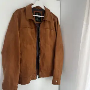 vintage jacka 🧡 en liten fläck över vänster ficka, se bild. Går säkert att ta bort, har inte testat 