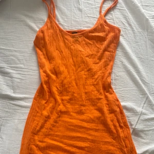 Sommarklänning - Superfin sommarklänning i orange, inga defekter alls!