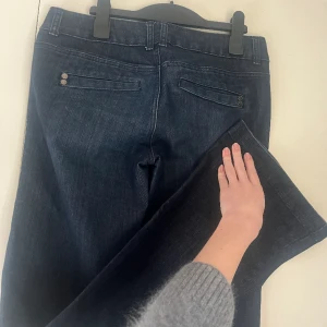 Lågmidjade mörkblåa bootcut jeans - Low waist jeans ingen storlek men midje mått är ca 39cm, från gren till midja ca 20cm. Super snygga men tyvärr lite stora på mig!