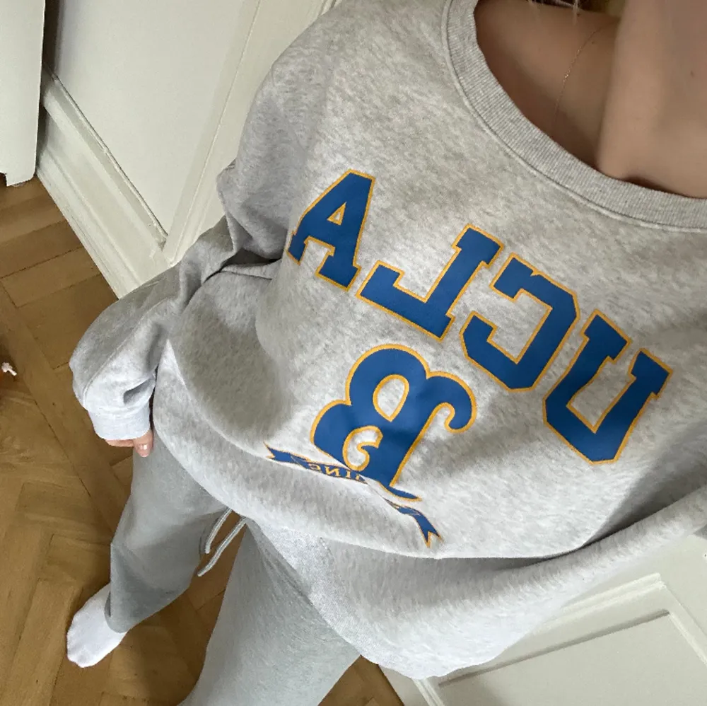 Otroligt fin grå oversized UCLA swetshirt från under armour💕 Använd en del men syns inga defekter på varken tryck eller tyg💕 Storlek LG? Men passar mig som är en M i vanliga fall💕. Hoodies.