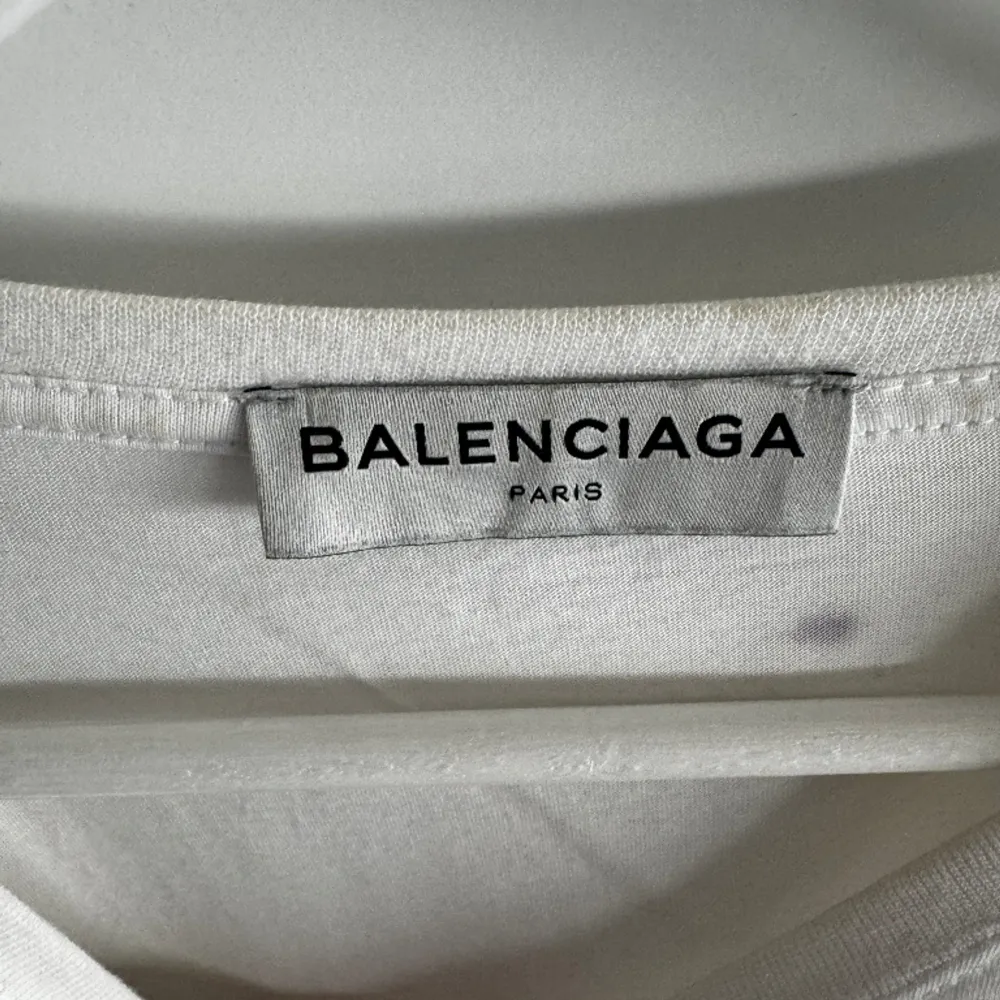En snygg t-shirt från Balenciaga! . T-shirts.