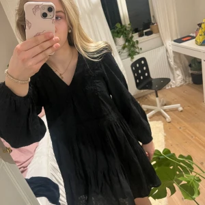 Zara klänning svart - Jätte jättefin svart klänning från Zara, använd fåtal gånger fint skick storlek S men sitter som XS