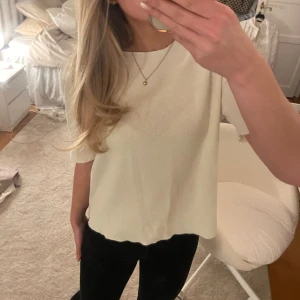 Zara T-shirt  - Tunn T-shirt ifrån zara🤍