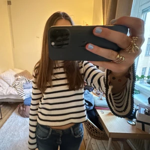 Stickad randig tröja - Lätt stickad tröja med vida armar som dessutom är randig! Otroligt fin till sommaren med ett par shorts och bikini! Pris kan diskuteras❤️