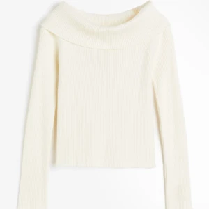 Off shoulder-topp - Ribbstickad Off shoulder-topp. Helt ny aldrig andvänt kostar 300kr ny