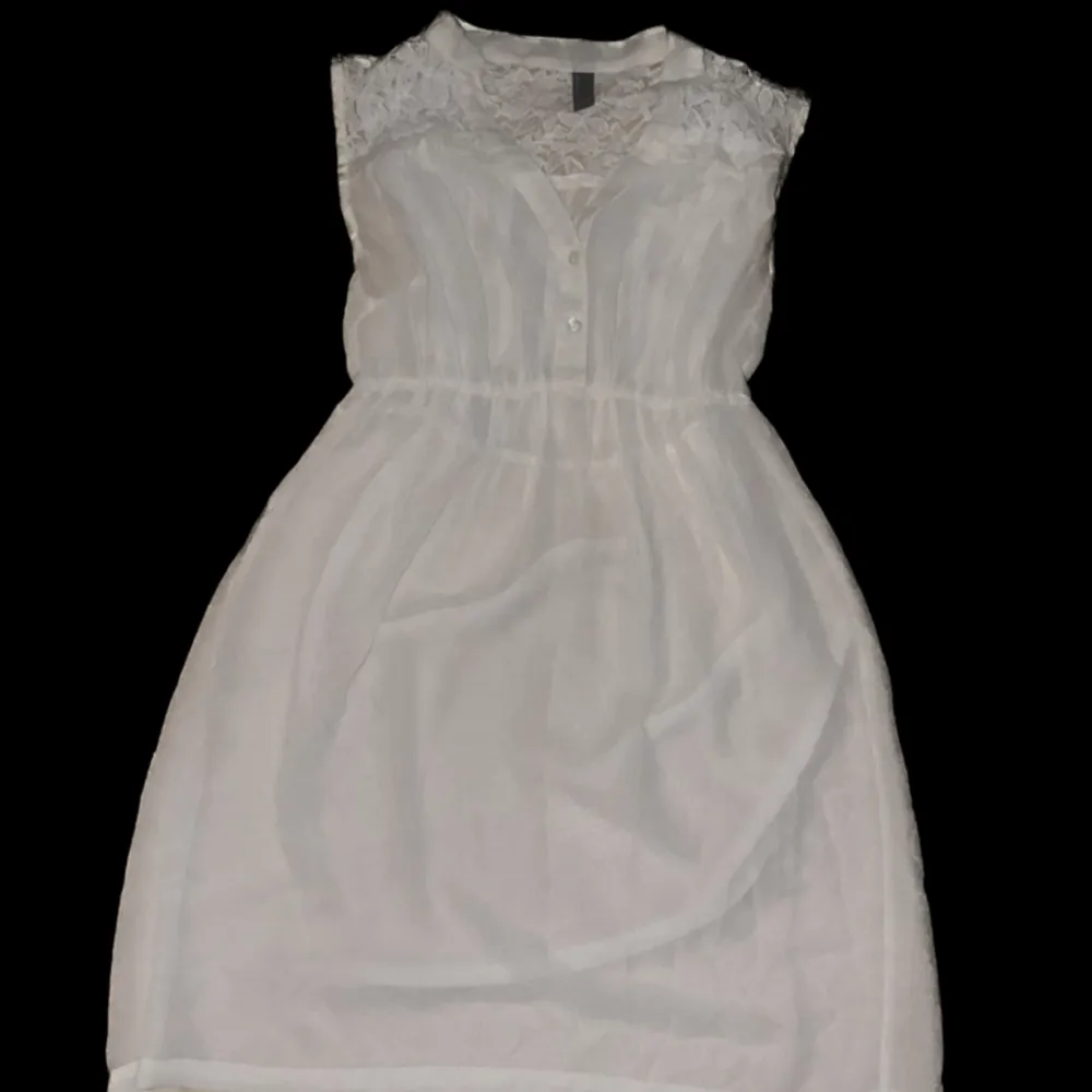 En fin vitt somrig klänning med spets i ryggen . Klänningar.