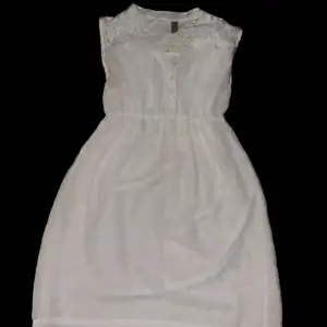 En fin vitt somrig klänning med spets i ryggen 