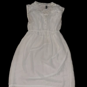 Klänning  - En fin vitt somrig klänning med spets i ryggen 
