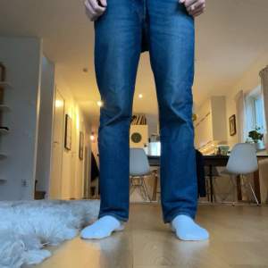 Levis jeans LOT 501 som använts ett par gånger men de ser fortfarande riktigt fina ut!! (Säljer pga för små)