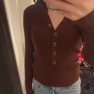 Brun tröja  - Brun tröja från NA-KD i strl xs. I mycket bra skick. Säljs pga att den inte används.