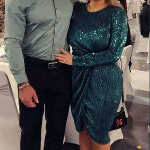 Paljettklänning  - Grön paljettklänning från NLY strl 36 använd en gång 