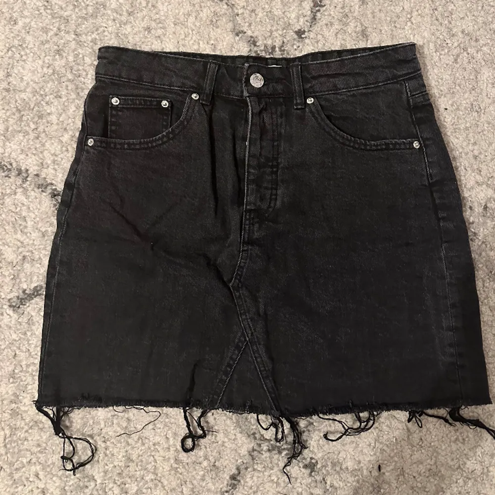 Superfin svarttvättad jeans kjol från Gina Tricot 🖤Säljs då den tyvärr är för liten. Inga defekter.. Kjolar.