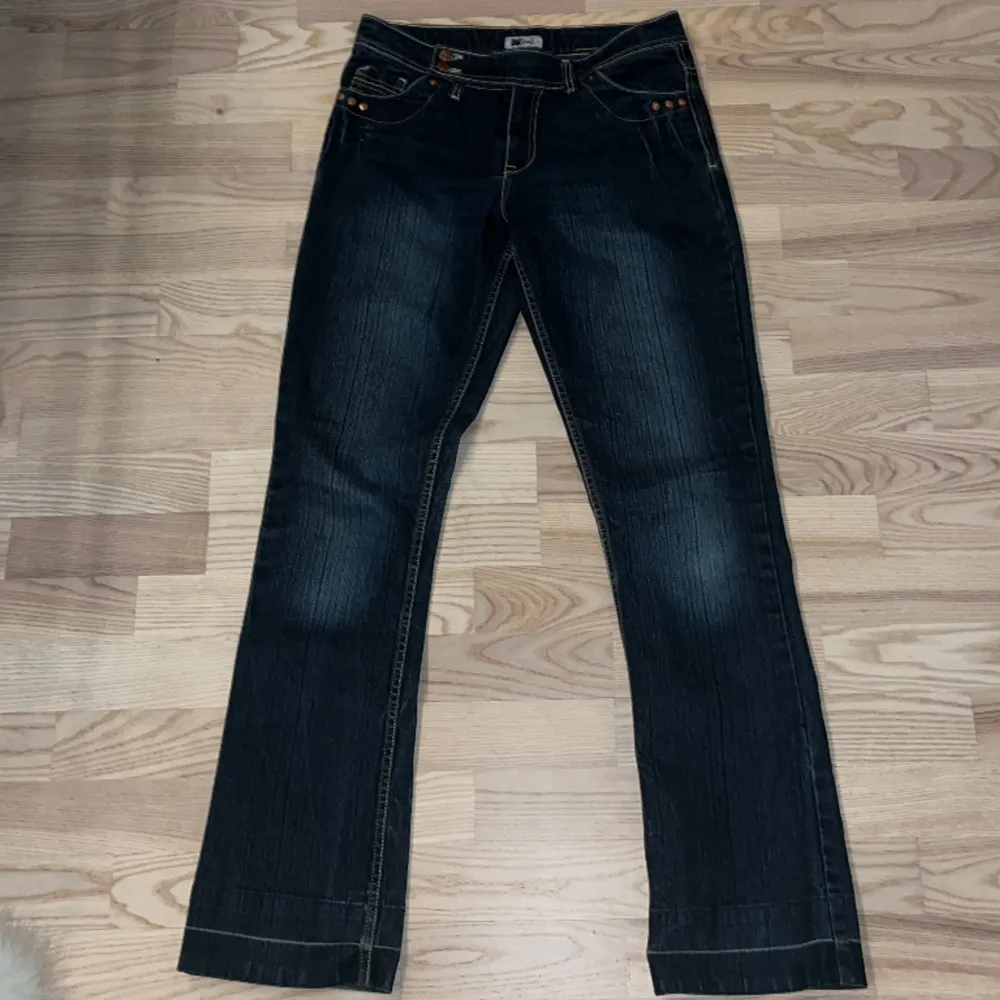 Säljer dessa bootcut jeans då de inte kommer till användning längre. De är använda men i hyfsat gott skick! De är i storlek 170 men passar mig som har storlek 36 i byxor. Innerbenslängd: 78cm och midjemått: 36cm. Kom privat för fler bilder💛. Jeans & Byxor.