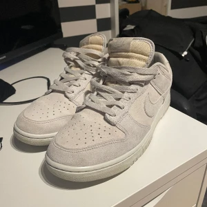 Dunk low vast grey  - Tja! Säljer dessa magiska dunk low vast grey då jag ej använder längre. Sueden är ”vid liv” som ni ser på sista bilden. Originalbox följer med  Cond: 9/10 Prize: 1800kr Size: EU 43