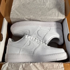 Airforce 1 - Oanvända  Storlek 45 Kommer med låda  45 passar även folk i storlek 44 utan problem