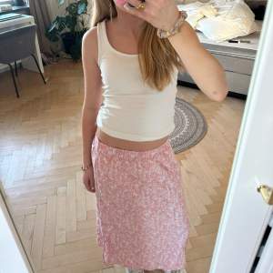 Super fin rosa långkjol från lager 157, storlek S💕 Perfekta kjolen för sommarn! Säljer pga har växt så den är för kort.  