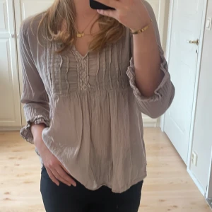 Beige blus - Supersöt fin mörk beige blus, bra skick🥰