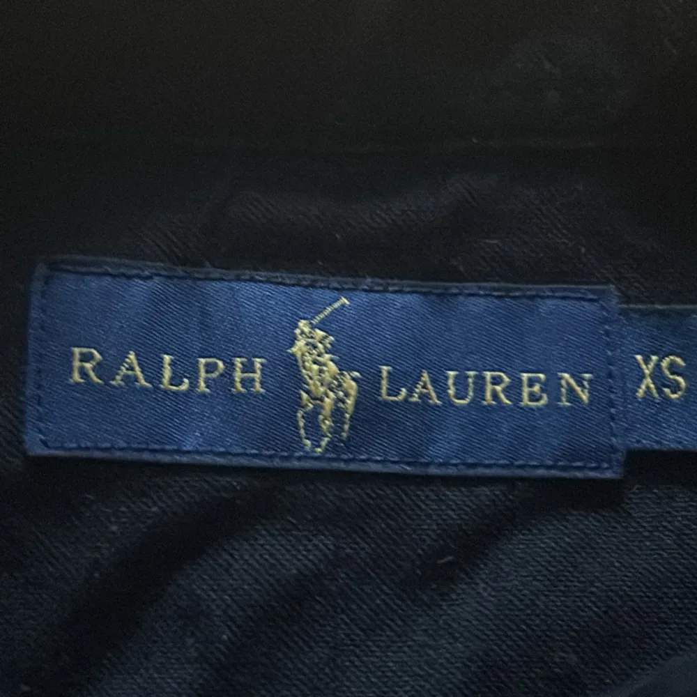 Fräsch Ralph Lauren skjorta som knappt är änvänd Storlek XS men passar S. Skjortor.