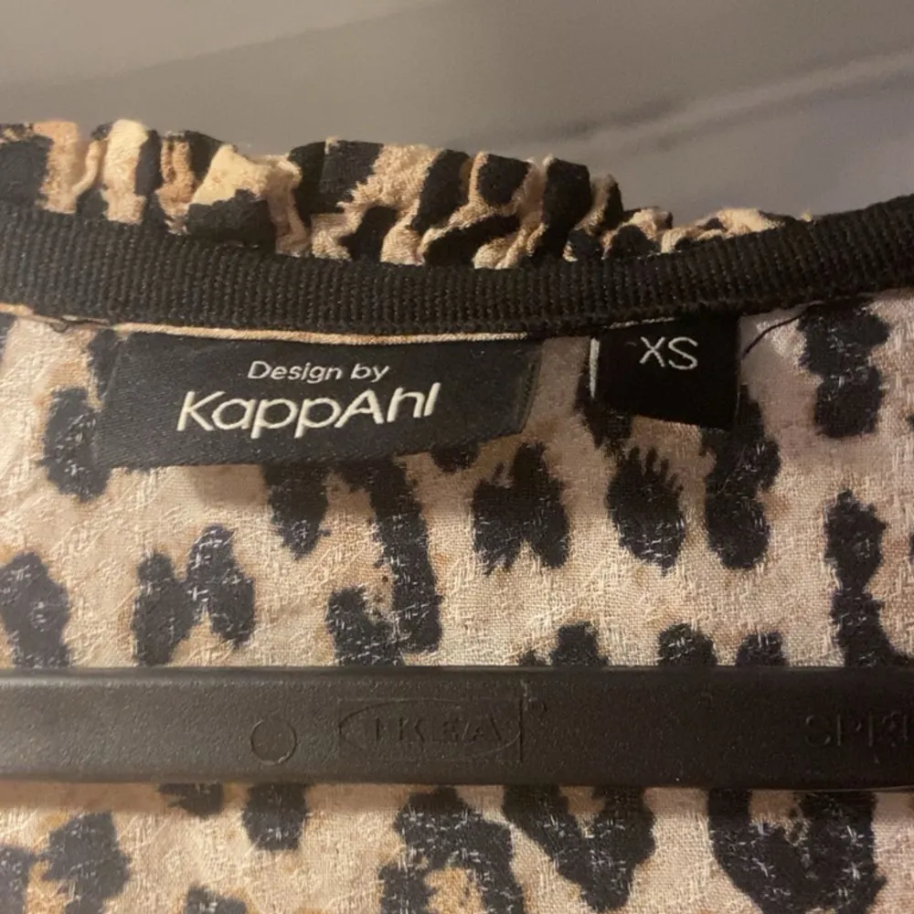 leopard printad blus från kappahl i stolek xs, jätte fin och bra skick, säljer då den ej kommer till användning❣️. Blusar.