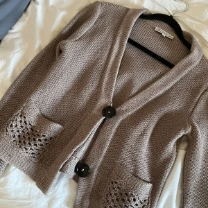 Kofta  - Säljer denna gulliga kofta då den inte till användning tyvärr💗