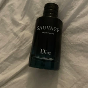 Dior sauvage - Jätte god parfym som knappt är använd. 100ml men kanske 90 kvar i den. Säljer då jag redan hade en när jag fick denna. 