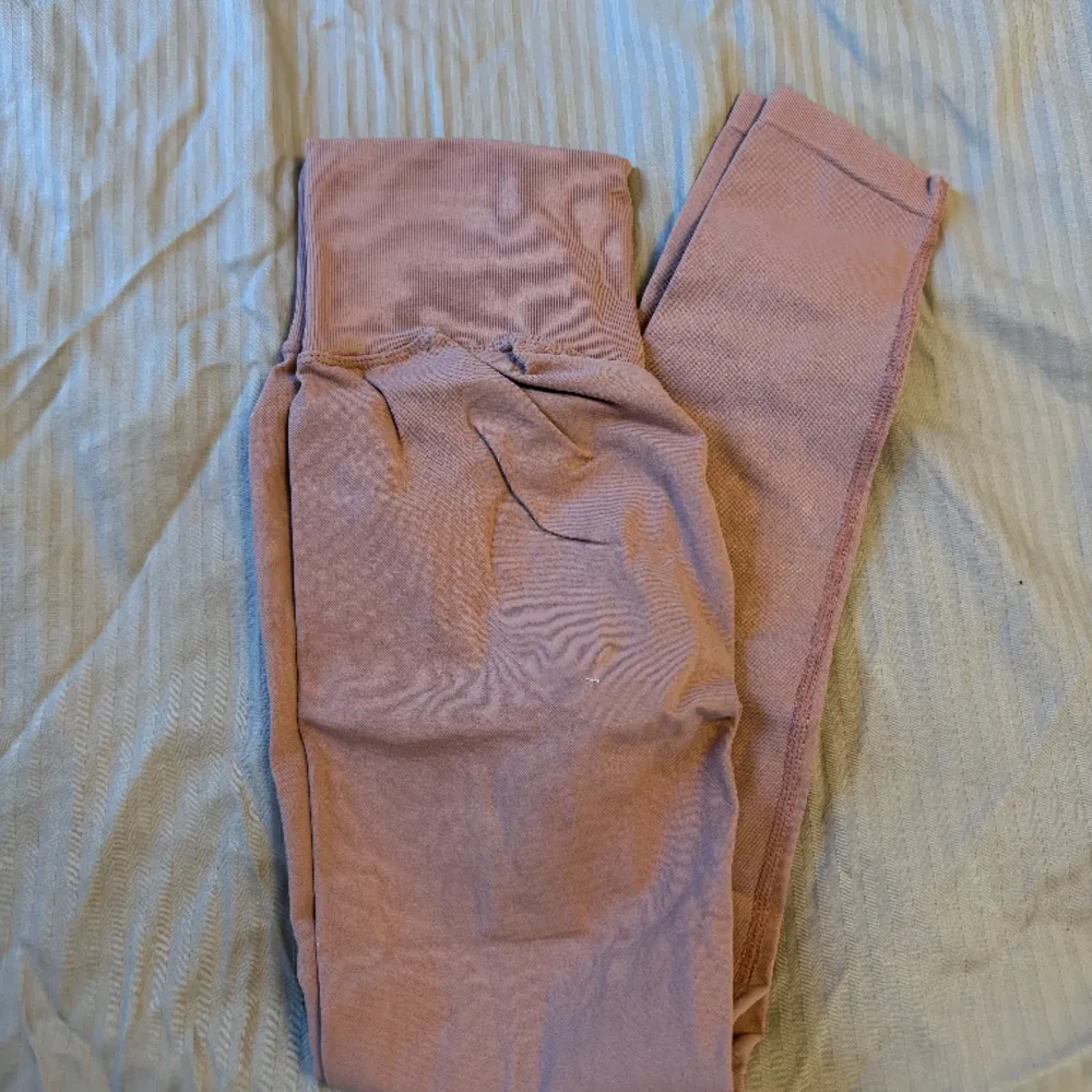 Aldrig använda rosa tights med scrunch i bak och superfin passform! Åker inte ner! . Övrigt.