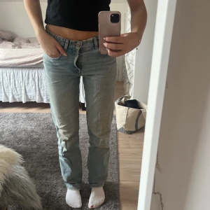 Ljusblåa zara jeans - Bra skick, passar bra i längd på mig som är 172💕 denna modell säljs inte längre. 