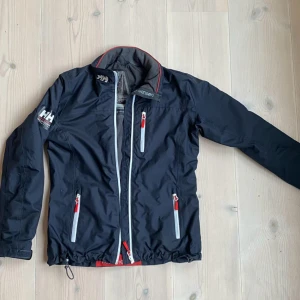 Helly Hansen Jacka - Blå Helly Hansen jacka i riktigt bra skick. Inga hål eller defekter. Storlek S